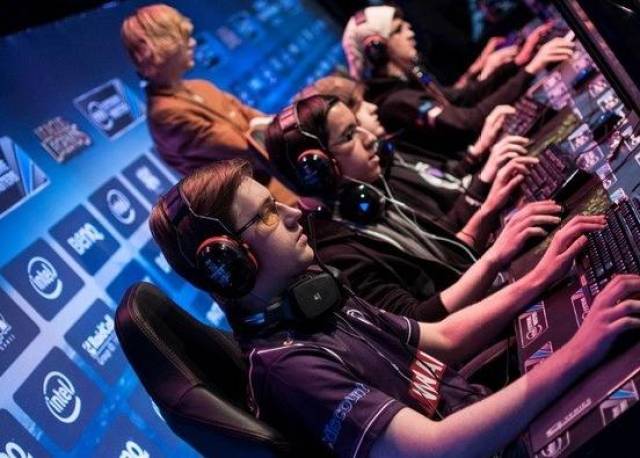 萨在媒体运 萨在媒体运